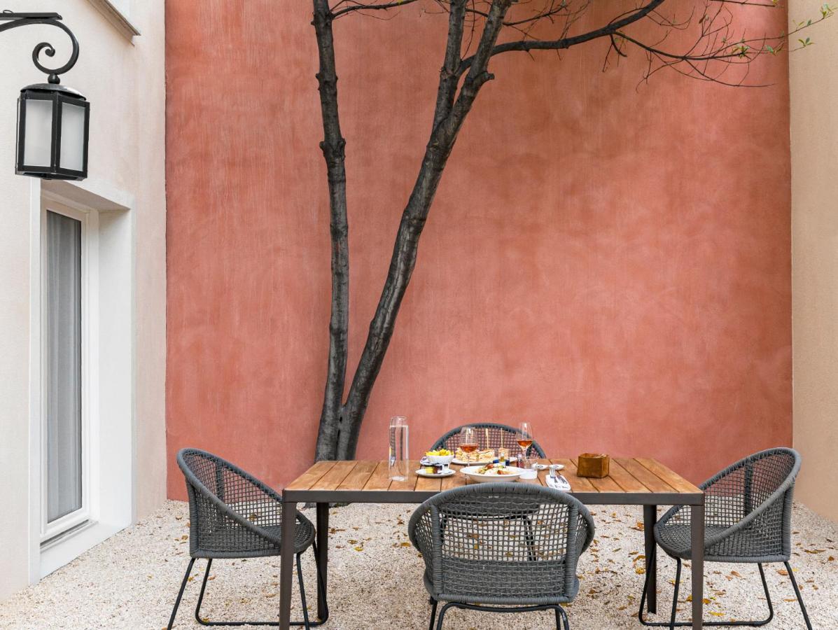 Maison Albar Hotels L'Imperator Nimes Exterior foto A patio in a private home