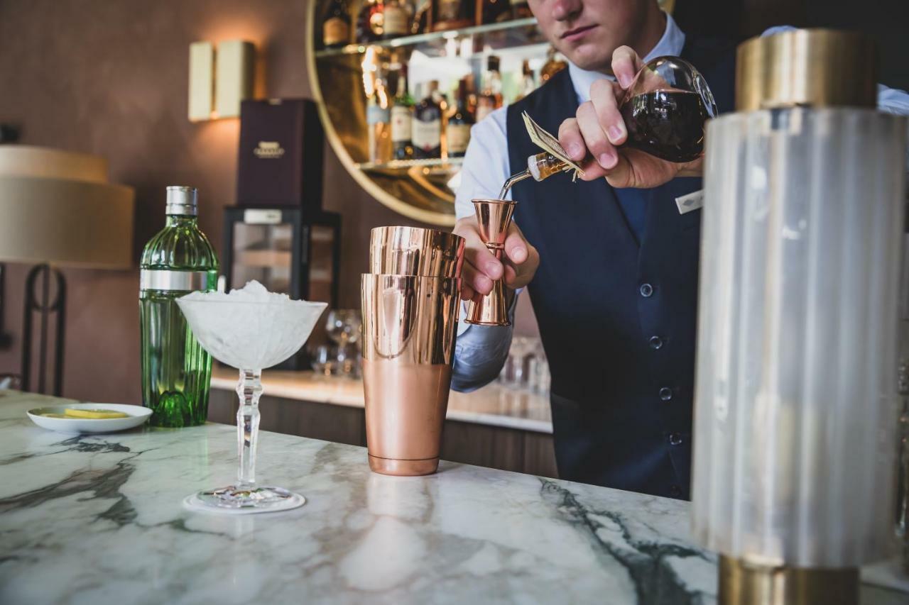 Maison Albar Hotels L'Imperator Nimes Exterior foto A bartender at work