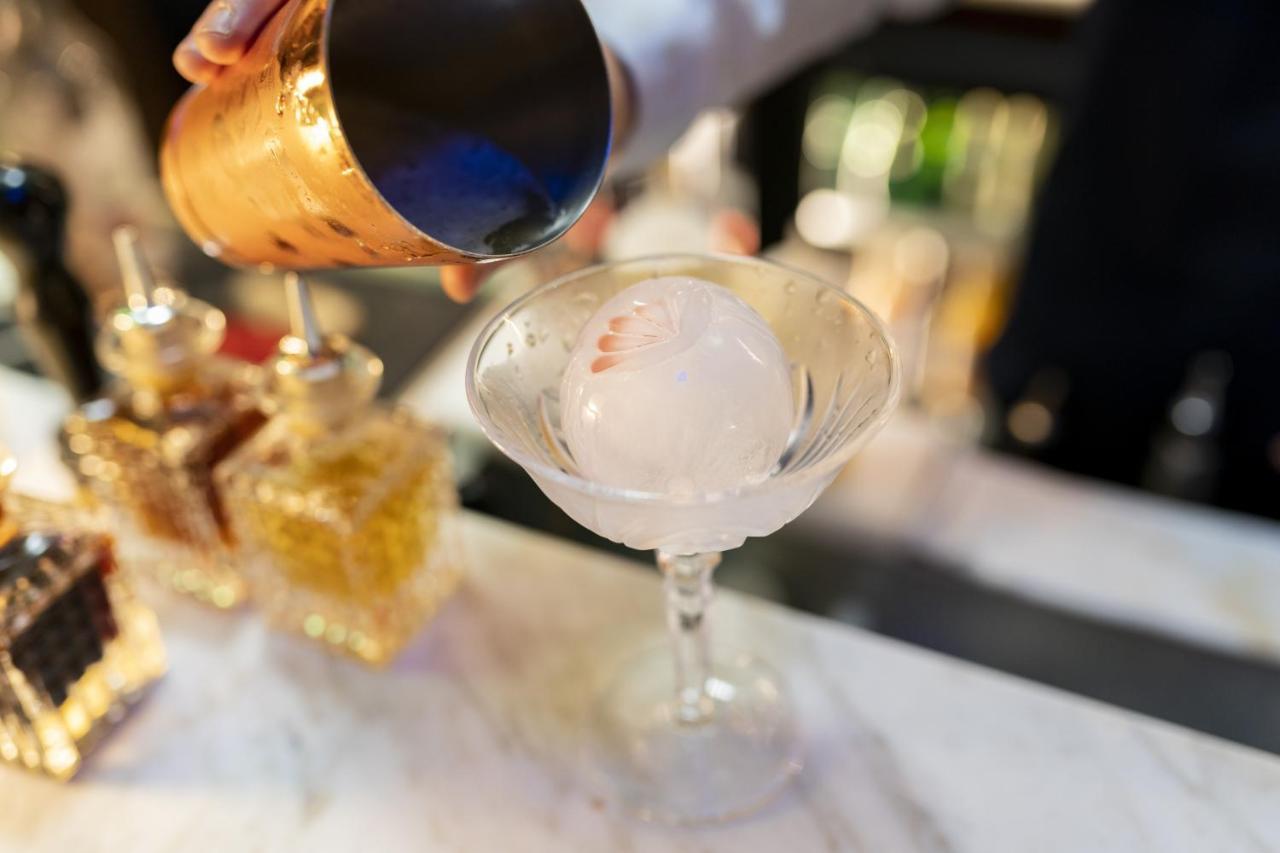 Maison Albar Hotels L'Imperator Nimes Exterior foto A glass of champagne